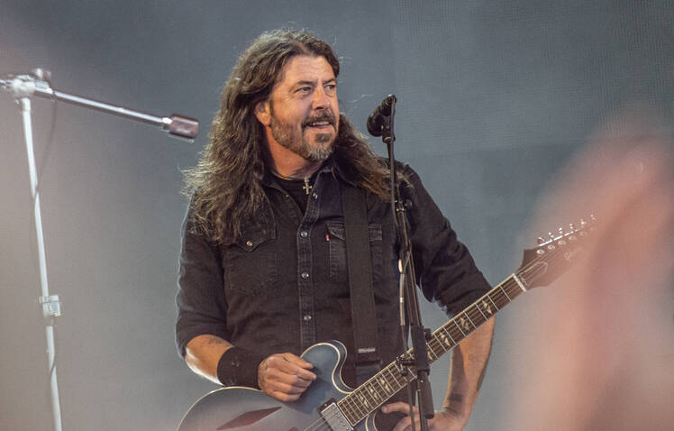Dave Grohl Says Child in Viral Photo Isn’t His Amid Cheating News