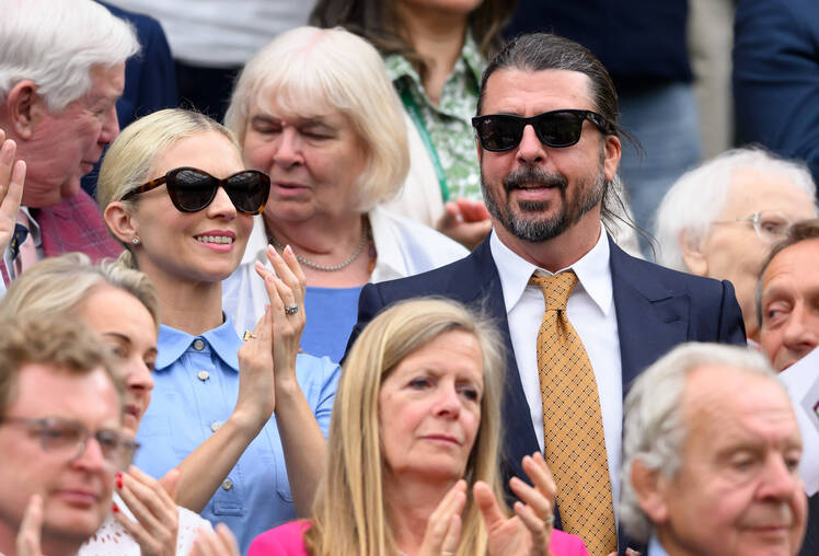 Dave Grohl Says Child in Viral Photo Isn’t His Amid Cheating News