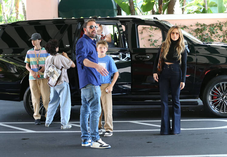 Ben Affleck, Jennifer Lopez Reunite and Were Reportedly ‘Kissing’