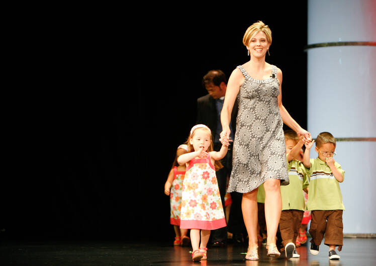 Kate Gosselin Seen in Rare Outing Amid Abuse Allegations Against Colin