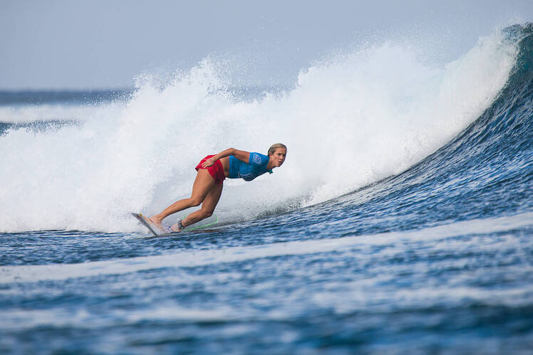bethany-hamilton-surfing