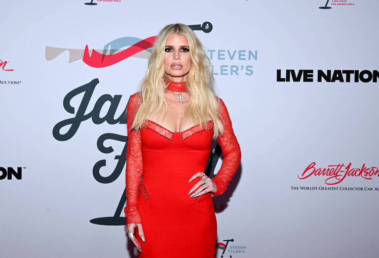 Jessica Simpson’s Inner Circle ‘Wondering What’s Wrong With Her’ Amid Eric Johnson Divorce Rumors
