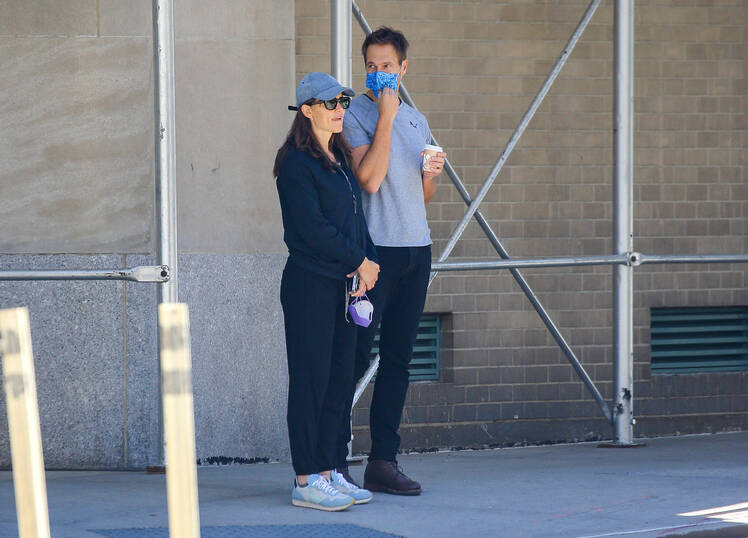  Jennifer Garner Packs on the PDA With Boyfriend John Miller After Ben Affleck Reconciliation Rumors